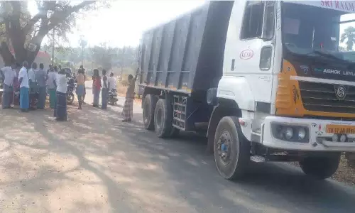 பொங்கலூர் அருகே லாரிகள் சிறைபிடிப்பு