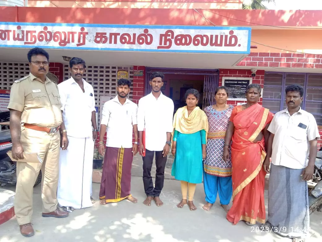 வீட்டுக்குத் தெரியாமல் வெளியேறிய காதல் ஜோடி மீட்பு பெற்றோரிடம் போலீசார் ஒப்படைத்தனர்