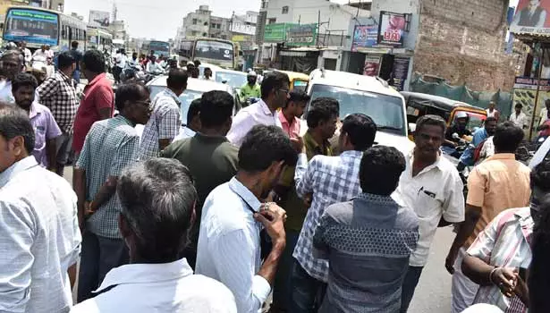 சாலை நடுவே தடுப்பு சுவர் அமைக்க எதிர்ப்பு: ஈரோட்டில் இன்று 2-வது நாளாக பொதுமக்கள்-வியாபாரிகள் சாலை மறியல் சாலை நடுவே தடுப்பு சுவர் அமைக்க எதிர்ப்பு: ஈரோட்டில் இன்று 2-வது நாளாக பொதுமக்கள்-வியாபாரிகள் சாலை மறியல்