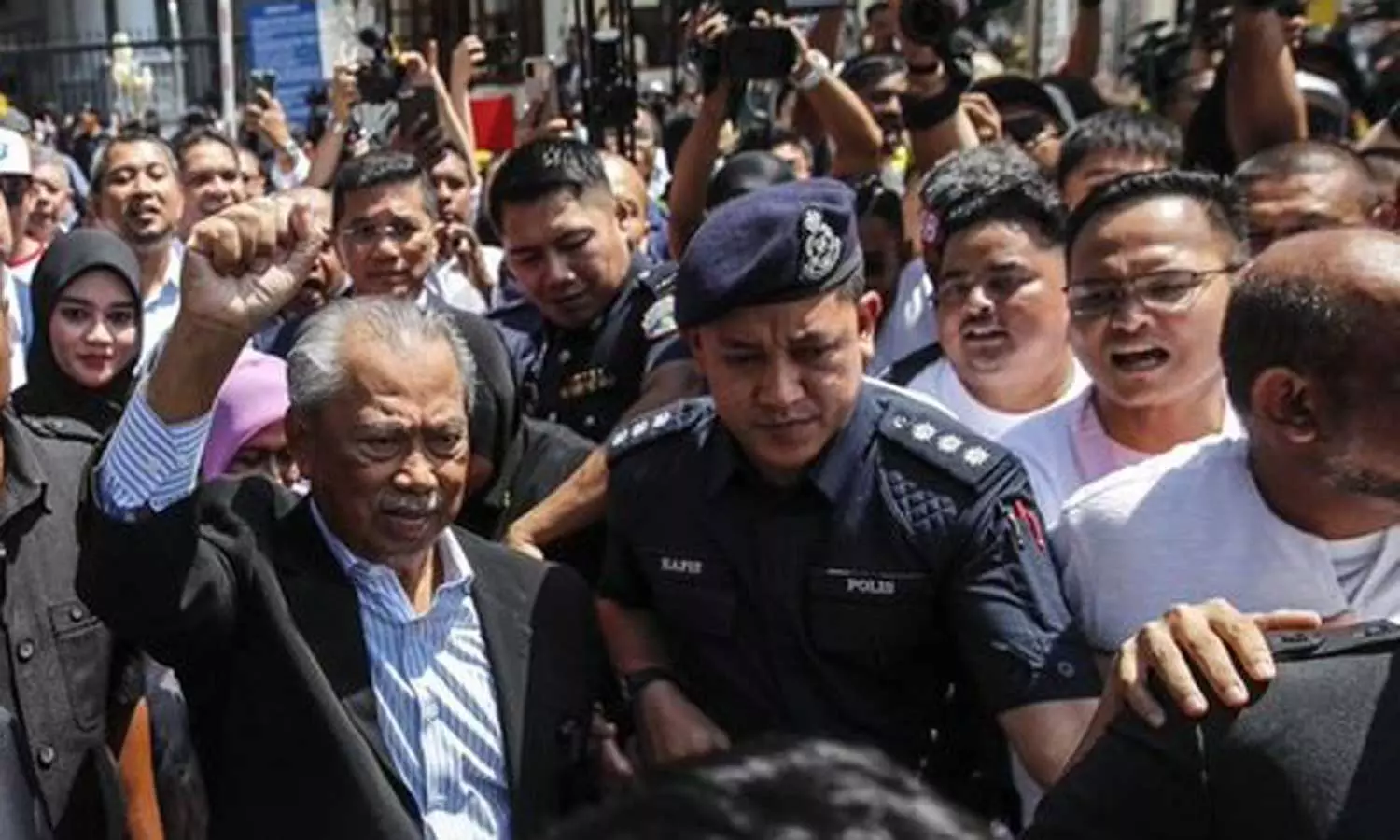 ஊழல் வழக்கு - மலேசியா முன்னாள் பிரதமர் கைது ஊழல் வழக்கு - மலேசியா முன்னாள் பிரதமர் கைது