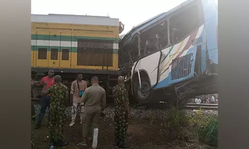 நைஜீரியாவில் சோகம் - பயணிகள் பஸ் மீது ரெயில் மோதி 6 பேர் பலி
