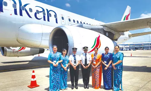உலக மகளிர் தினத்தையொட்டி இலங்கையில் இருந்து திருச்சிக்கு விமானத்தை இயக்கி வந்த பெண்கள்
