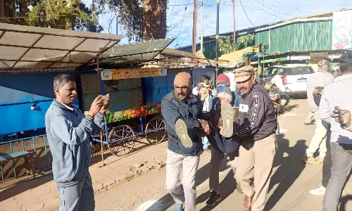 கவர்னர் தங்கியிருந்த ஊட்டி ராஜ்பவன் மாளிகையை முற்றுகையிட முயற்சி-  17 பேரை குண்டு கட்டாக கைது செய்த போலீசார்