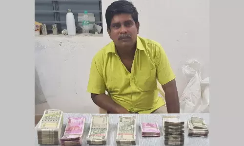 திருப்பூரில் லஞ்சம் வாங்கி கைதான உதவி செயற்பொறியாளரின் உதவியாளர் காரில் கட்டு கட்டாக பணம்- ரூ.6.48 லட்சம் பறிமுதல்