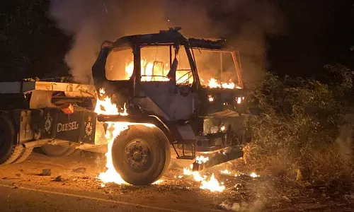 திருவள்ளூரில் புதிதாக திறக்கப்பட உள்ள பா.ஜனதா அலுவலகம் அருகே கண்டெய்னர் லாரி தீப்பிடித்து எரிந்தது