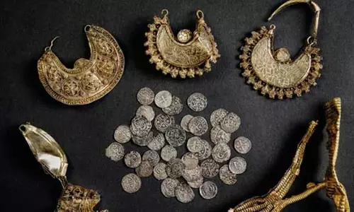 நெதர்லாந்து நாட்டில் வரலாற்று ஆராய்ச்சியாளர் கண்டுபிடித்த 1000 ஆண்டு பழமையான தங்க புதையல்