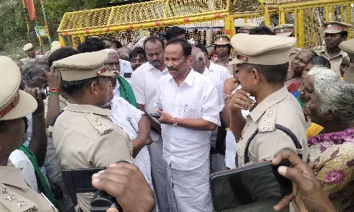 வளையமாதேவி கிராமத்துக்கு சென்ற அ.தி.மு.க. எம்.எல்.ஏ அருண்மொழி தேவன் திடீர் கைது- போலீசாருடன் வாக்குவாதம்