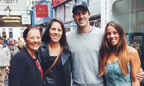 ஆஸ்திரேலிய அணி கேப்டன் கம்மின்ஸ் தாயார் மரணம்- கைகளில் கருப்பு பட்டை அணிந்து விளையாடிய வீரர்கள்