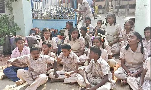 ஆசிரியர்களை கண்டித்து மாணவர்கள் தர்ணா பேராட்டம்