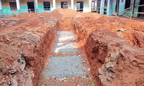 செங்கோட்டை அருகே சாலையில் கொட்டிக்கிடக்கும் மணல், ஜல்லிகள் - நடவடிக்கை எடுக்க கோரிக்கை