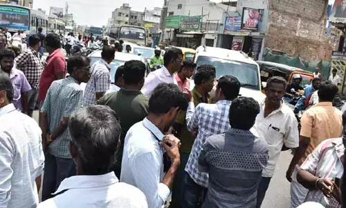 சாலை நடுவே தடுப்பு சுவர் அமைக்க எதிர்ப்பு: ஈரோட்டில் இன்று 2-வது நாளாக பொதுமக்கள்-வியாபாரிகள் சாலை மறியல்