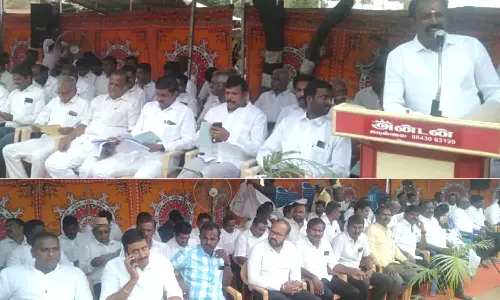 நெல்லை கோர்ட்டு முன்பு வக்கீல்கள் உண்ணாவிரத போராட்டம்