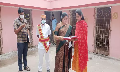 கருத்தடை ஆபரேஷன் செய்யப்பட்ட நாய்களுக்கு பெயிண்டு அடையாளம்