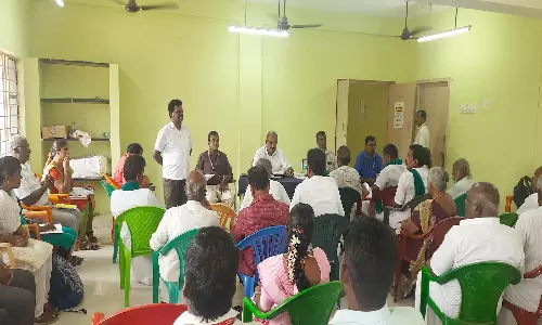 குறைதீர்வு கூட்டத்தில் செல்போனில் பொழுதை கழித்த அதிகாரிகள்