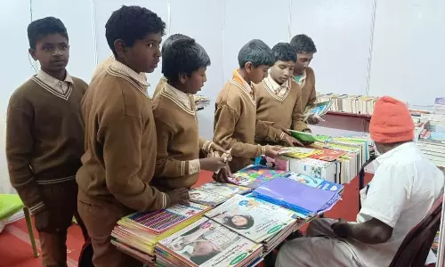 புத்தகத் திருவிழா கண்காட்சி அரங்கினை பள்ளி மாணவ, மாணவிகள், பார்வையிட்டனர்