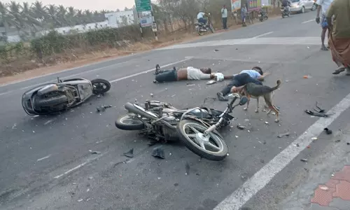 மோட்டார் சைக்கிள்கள் நேருக்கு நேர் மோதி வாலிபர் பலி