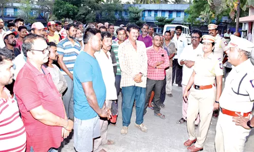 வடமாநில தொழிலாளர்களுடன் டி.எஸ்.பி கலந்துரையாடல்