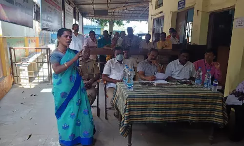 கருமத்தம்பட்டியில் பஸ்கள் நிற்பதில்லை என புகார் சூலூரில் ஆர்.டி.ஓ. தலைமையில் பேச்சுவார்த்தை