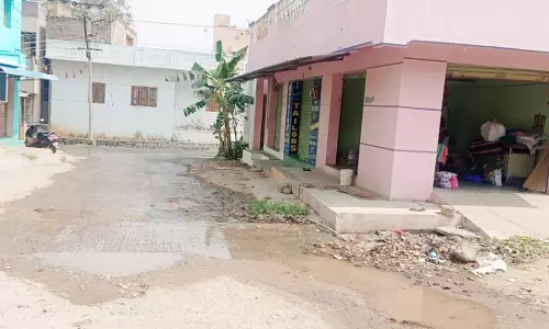 சாலையில் வழிந்தோடும் கழிவு நீர்