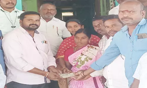 கிராம நிர்வாக அலுவலர் குடும்பத்தினருக்கு நிதி உதவி