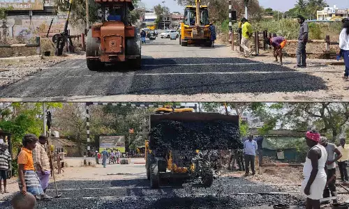 உடுமலை ரயில்வே கேட் பகுதியில் தார் சாலை அமைக்கும் பணிகள் தீவிரம்