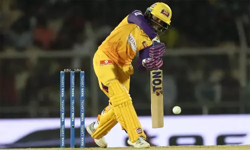 மகளிர் பிரீமியர் லீக்: பெங்களூரு அணியை 10 விக்கெட் வித்தியாசத்தில் வீழ்த்தியது உ.பி. வாரியர்ஸ்