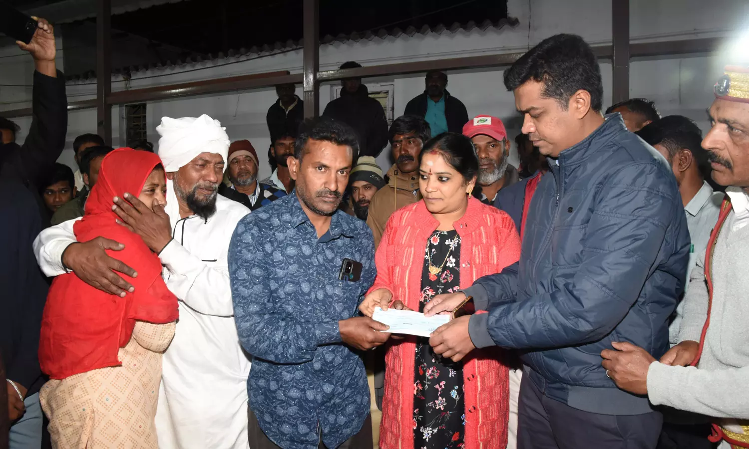 சத்து மாத்திரை தின்று உயிரிழந்த மாணவியின் குடும்பத்துக்கு ரூ.3 லட்சம் நிவாரணம்-கலெக்டர் அம்ரித் வழங்கினார்