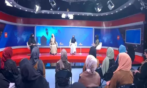 சர்வதேச மகளிர் தினம்- ஆப்கானிஸ்தான் செய்தி ஊடகத்தில் பெண்கள் மட்டுமே பங்கேற்ற விவாத நிகழ்ச்சி ஒளிபரப்பு