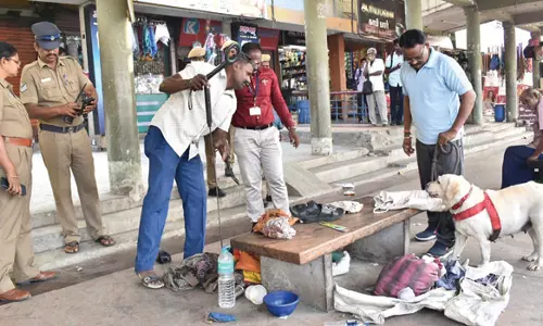 சென்னை போலீஸ் கட்டுப்பாட்டு அறைக்கு போன் செய்து ஈரோடு பஸ், ரெயில் நிலையத்துக்கு வெடிகுண்டு மிரட்டல் விடுத்த மர்ம நபர்