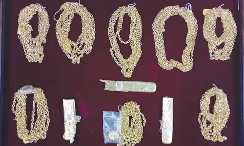 கோவை விமான நிலையத்தில் தங்கம் கடத்தி வந்த 11 பயணிகள் சிக்கினர்- 6 கிலோ நகைகள் பறிமுதல்