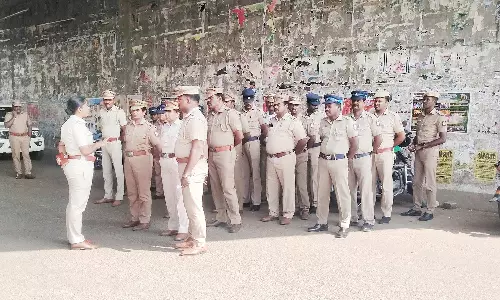 அய்யலூரில் ஆக்கிரமிப்பு கடைகளை அகற்றிய அதிகாரிகள் போலீசார் குவிப்பு