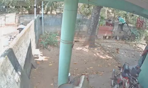 தக்கலை அருகே பரபரப்பு - வீட்டில் ஆய்வுக்கு சென்ற மின் வாரிய ஊழியரை சிறைபிடித்த பெண்