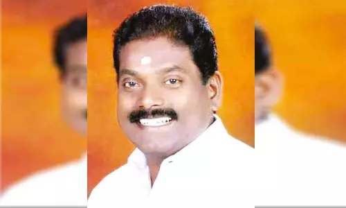 பாரப்பாளையம் ரவுண்டானாவில் சிக்னல் அமைக்க வேண்டும் - மாநகராட்சி எதிர்க்கட்சி தலைவர் மனு