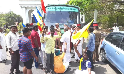 புதுவை எல்லை பகுதியில் பஸ்சை தடுத்து நிறுத்தி பா.ம.க. மறியல்