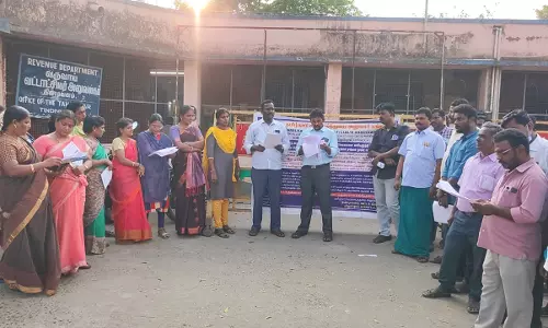 திண்டிவனத்தில் வருவாய்த்துறை அலுவலர் சங்கத்தினர் போராட்டம்