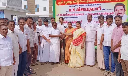 புதிய தார் சாலை அமைக்க பூமி பூஜையை கே.என்.விஜயகுமார் எம்.எல்.ஏ தொடங்கி வைத்தார்