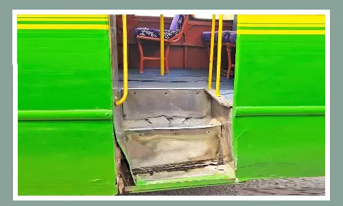 கடையம் அருகே ஆபத்தான படிக்கட்டுகளுடன் இயங்கும் மினி பஸ்