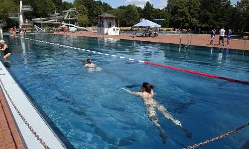 ஜெர்மனி தலைநகரில் பொதுவெளியில் மேலாடையின்றி குளிக்க பெண்களுக்கு அனுமதி