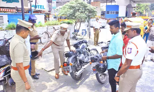 நெல்லை மாநகர பகுதியில் 20-க்கும் மேற்பட்ட இடங்களில் போலீசார் வாகன சோதனை