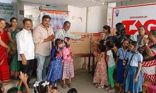 அரசு பெண்கள் பள்ளிக்கு ஸ்மார்ட் டி.வி.