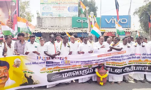 கிருஷ்ணகிரி அருகே காங்கிரஸ் கட்சியினர் ஆர்ப்பாட்டம்