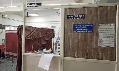 அரசு ஆஸ்பத்திரியில் 2 வாலிபர்களுக்கு அடி-உதை