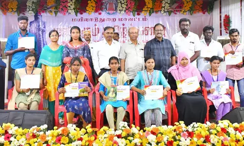 சிறந்த கேள்வி எழுப்பிய மாணவ- மாணவிகளுக்கு சான்றிதழ்; கலெக்டர் வழங்கினார்