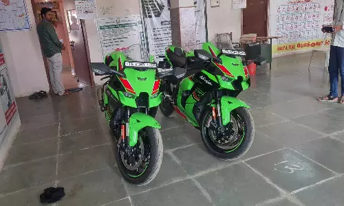 வாணியம்பாடியில் 2 சொகுசு பைக் பறிமுதல்