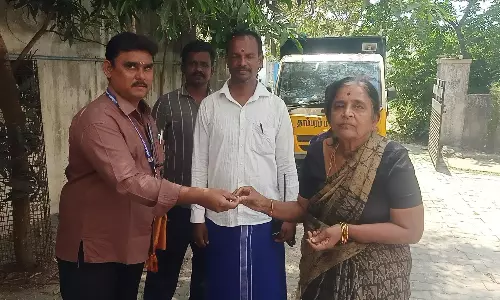 வைர கம்மலை குப்பையுடன் சேர்த்து வீசிய மூதாட்டி- 1 மணி நேரம் போராடி கண்டுபிடித்த துப்புரவு தொழிலாளிகள்