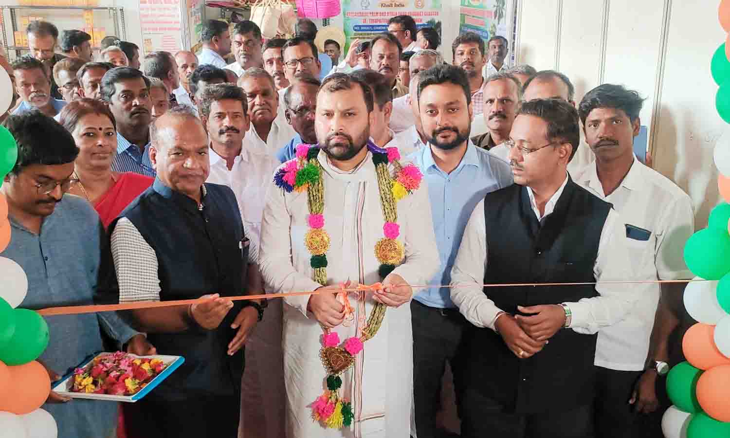 பிரதமர் மோடியின் சீரிய முயற்சியால் காதி தொழில் முன்னேற்றம் அடைந்துள்ளது - ஆணைய தலைவர் மனோஜ்குமார் தகவல்