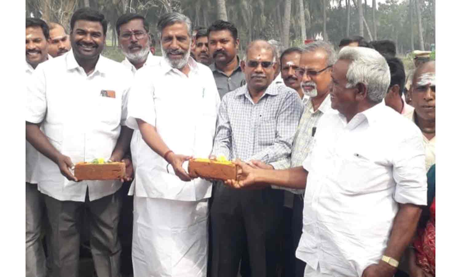 புதிய பாலம் கட்டும் பணி- அமைச்சர் தேனீ. ஜெயக்குமார் தொடங்கி வைத்தார்