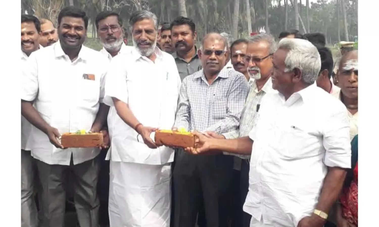 புதிய பாலம் கட்டும் பணி- அமைச்சர் தேனீ. ஜெயக்குமார் தொடங்கி வைத்தார் புதிய பாலம் கட்டும் பணி- அமைச்சர் தேனீ. ஜெயக்குமார் தொடங்கி வைத்தார்