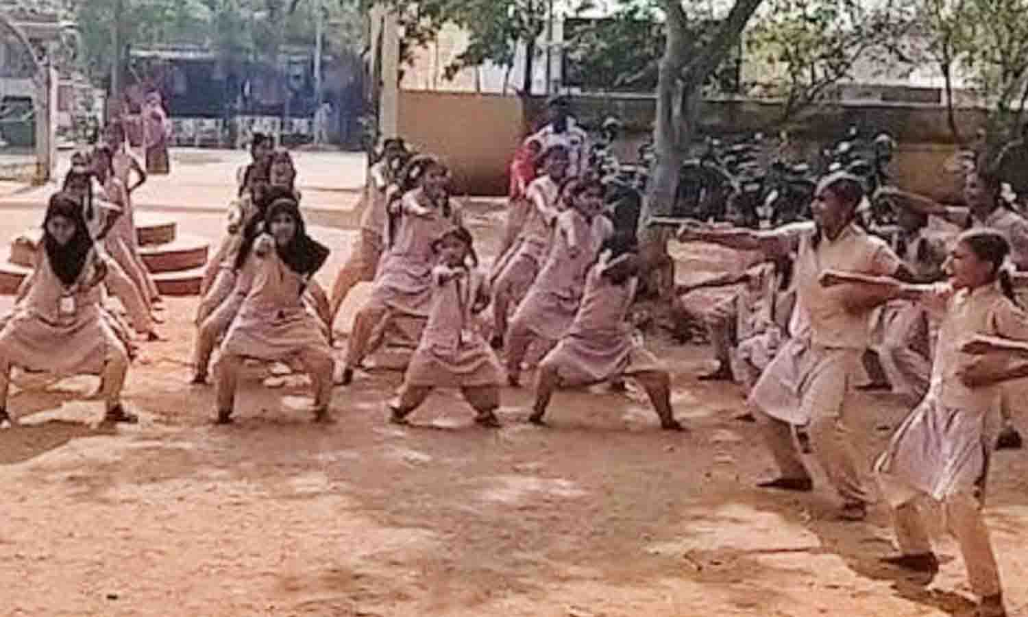 திருப்பூரில் அரசு பள்ளி மாணவிகளுக்கு கராத்தே பயிற்சி