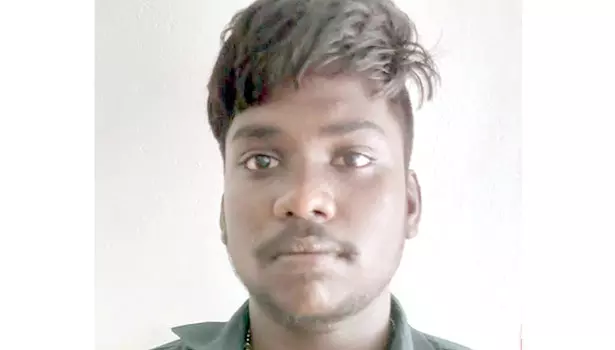 திருவாரூர் வ.த.க நிர்வாகி கொலையில் தேடப்பட்ட குற்றவாளியை துப்பாக்கியால் சுட்டுப்பிடித்த போலீசார் திருவாரூர் வ.த.க நிர்வாகி கொலையில் தேடப்பட்ட குற்றவாளியை துப்பாக்கியால் சுட்டுப்பிடித்த போலீசார்